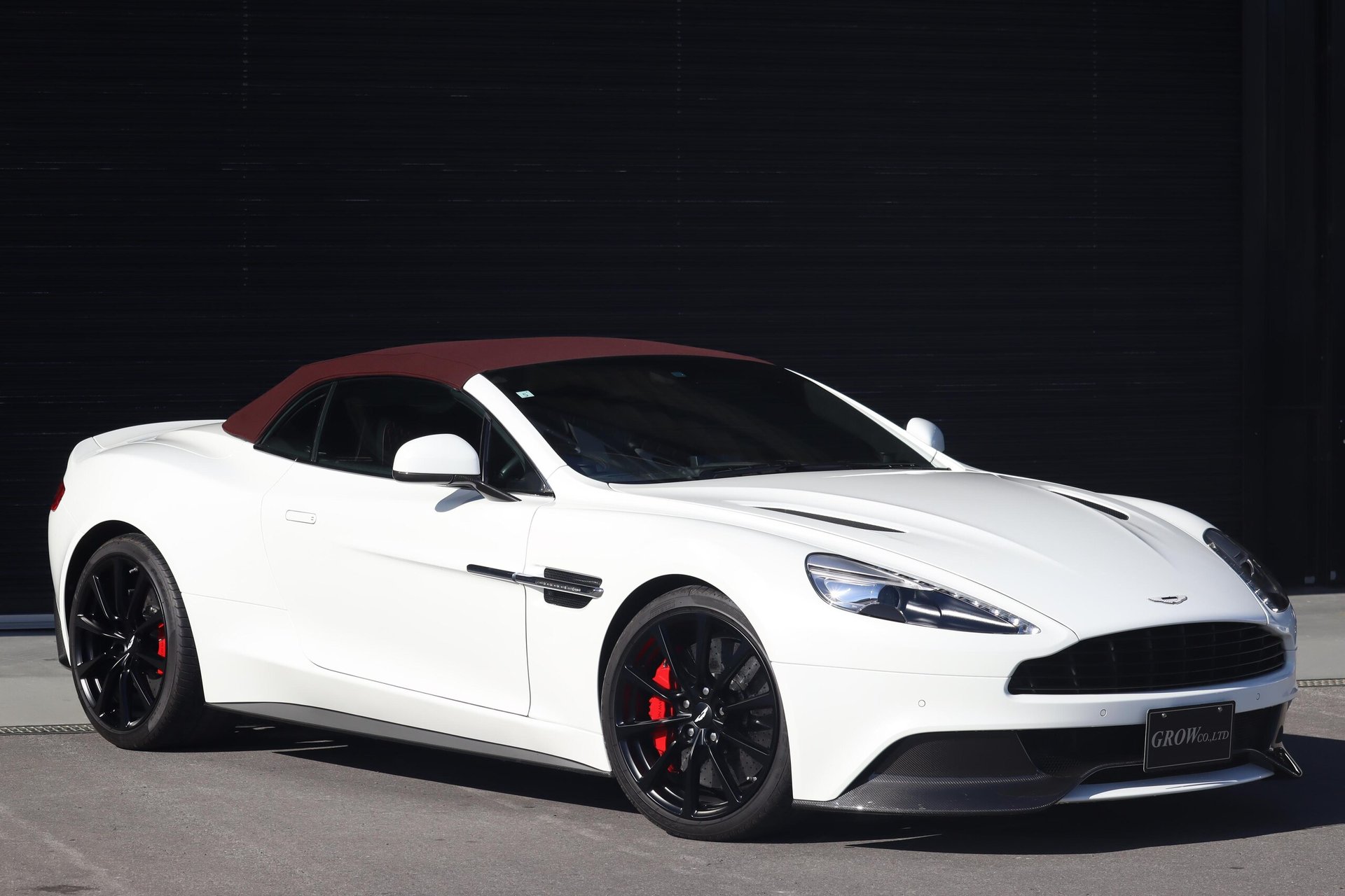 ASTON MARTIN VANQUISH VOLANTE - View 1