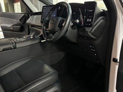 صورة 4 لـ 2025 Lexus LM