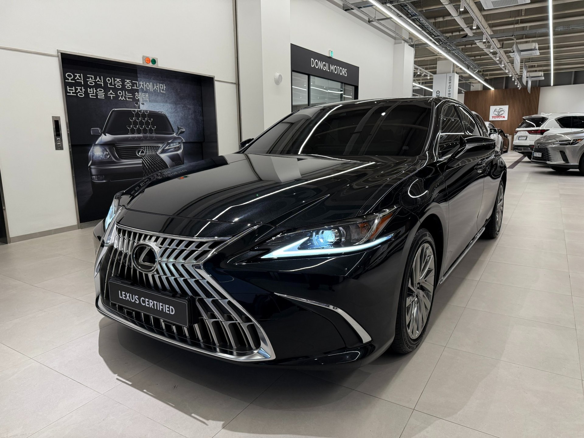 LEXUS ES - View 1