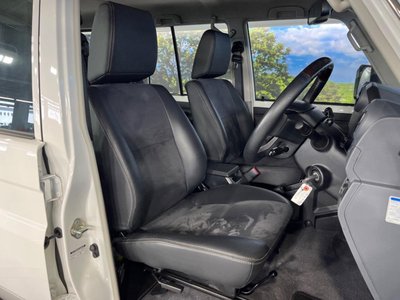 TOYOTA LAND CRUISER 70 - 8