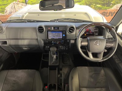 TOYOTA LAND CRUISER 70 - 2