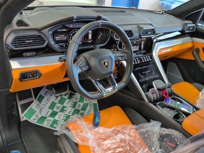 LAMBORGHINI URUS - 3