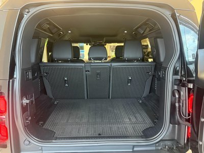 LAND ROVER DEFENDER - 10