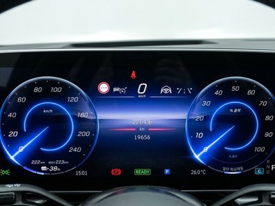 MERCEDES-BENZ EQE - 8