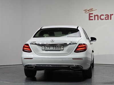 MERCEDES-BENZ E-CLASS - 4