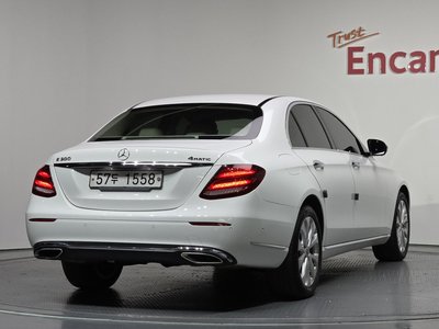 MERCEDES-BENZ E-CLASS - 2