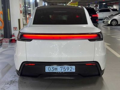 TESLA MODEL Y - 6