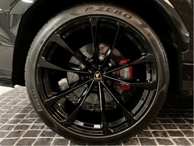 LAMBORGHINI URUS - 10