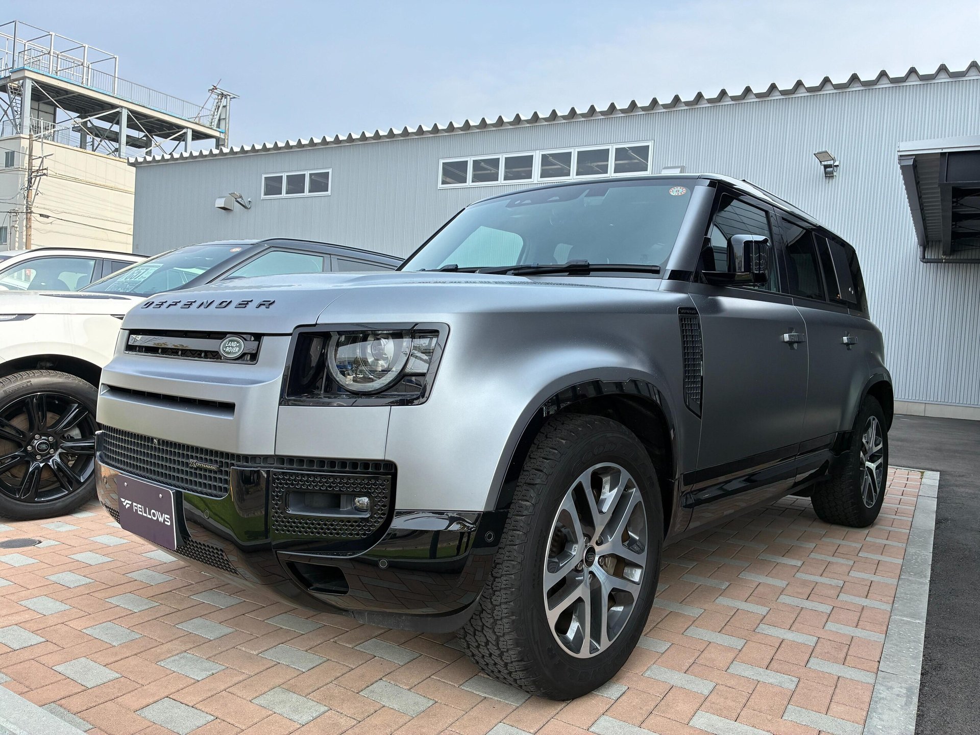 LAND ROVER DEFENDER - View 1