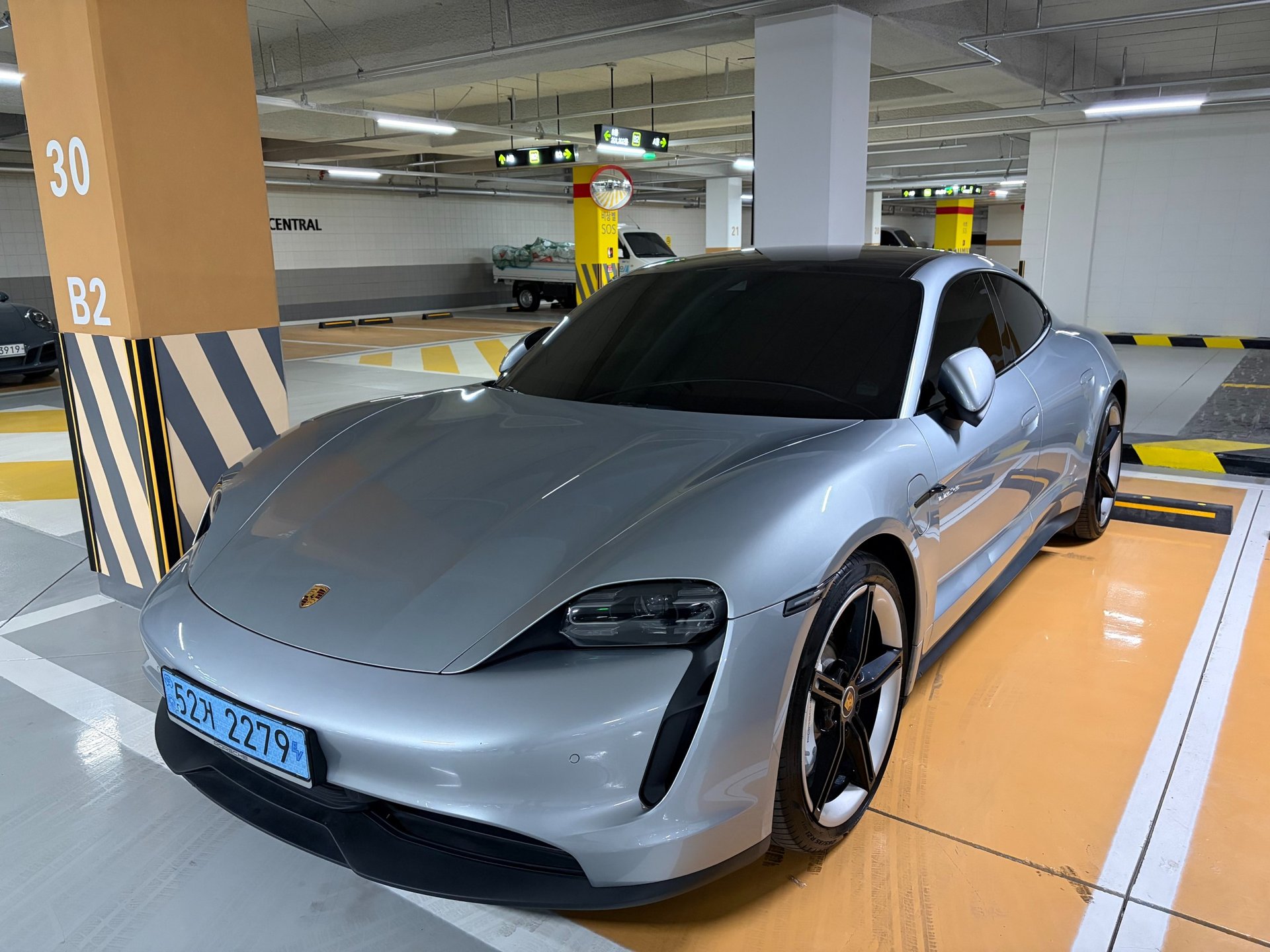 PORSCHE TAYCAN - View 1