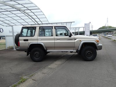 TOYOTA LAND CRUISER 70 - 7