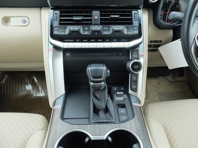 2023 Toyota LAND CRUISER 300 — миниатюра 17