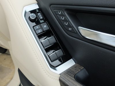 2023 Toyota LAND CRUISER 300 — миниатюра 25