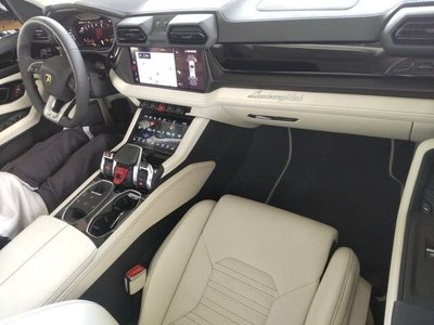 LAMBORGHINI URUS - 3