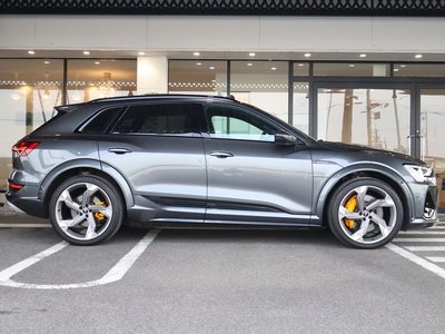 AUDI E-TRON S - 7