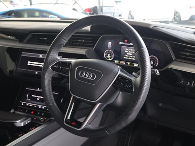 AUDI E-TRON S - 8
