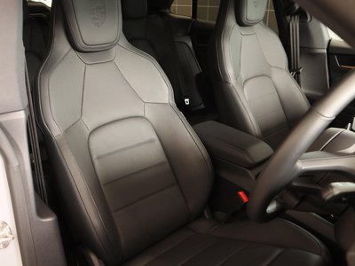 PORSCHE MACAN - 10