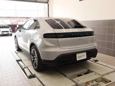 PORSCHE MACAN - 4