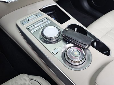 صورة 9 لـ 2021 Genesis GV70