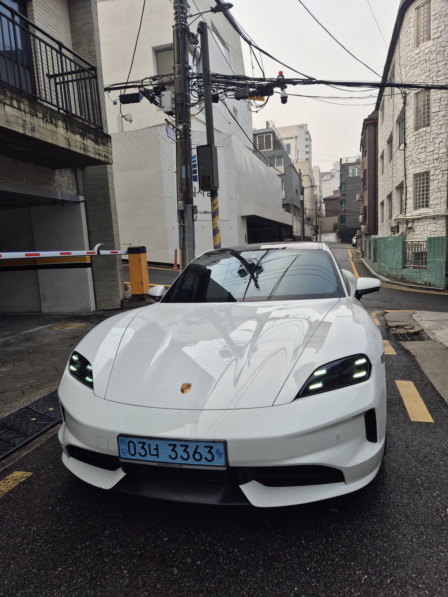 PORSCHE TAYCAN - View 1