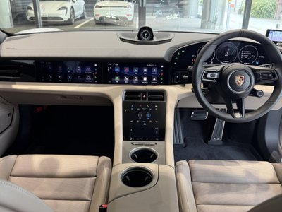 صورة 16 لـ 2025 Porsche TAYCAN