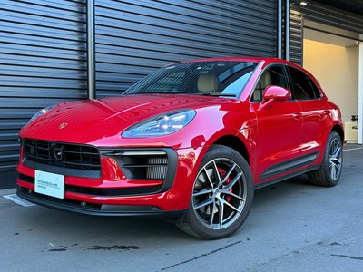 PORSCHE MACAN