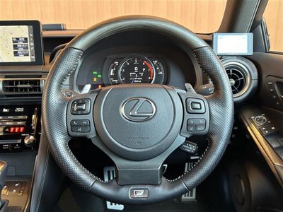 2021 Lexus IS — фото 2