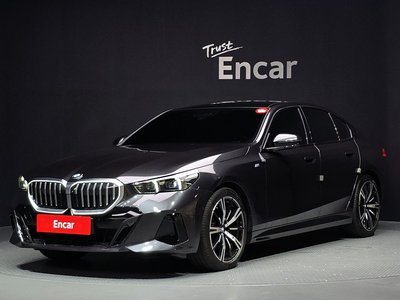 2025 BMW 5 SERIES — фото 1