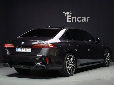 2025 BMW 5 SERIES — фото 4