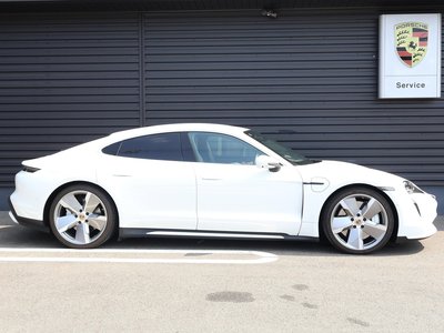 صورة 7 لـ 2021 Porsche TAYCAN