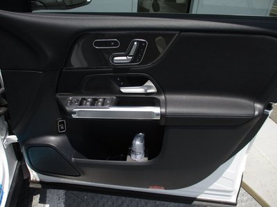 2025 Mercedes-BENZ GLB — миниатюра 22