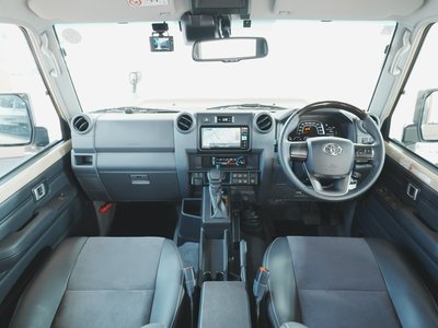 TOYOTA LAND CRUISER 70 - 2