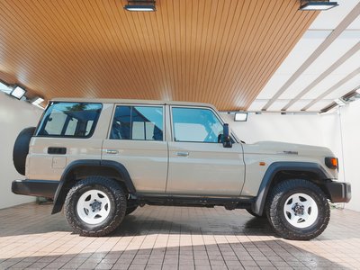 TOYOTA LAND CRUISER 70 - 8