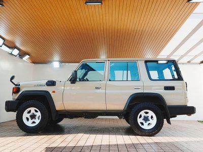 TOYOTA LAND CRUISER 70 - 9