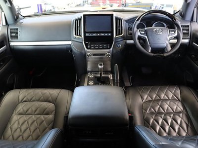 TOYOTA LAND CRUISER 200 - 10