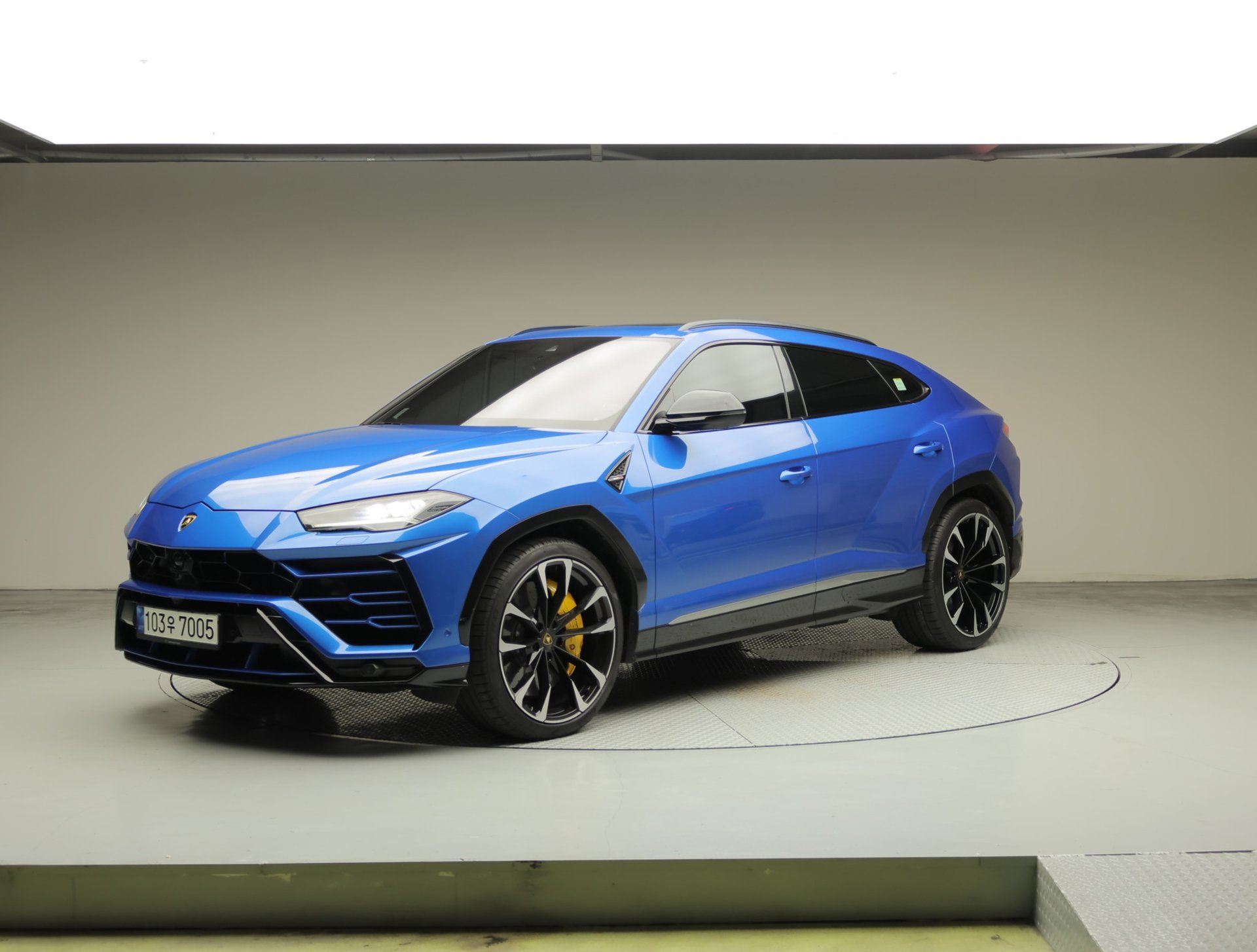 LAMBORGHINI URUS - View 1