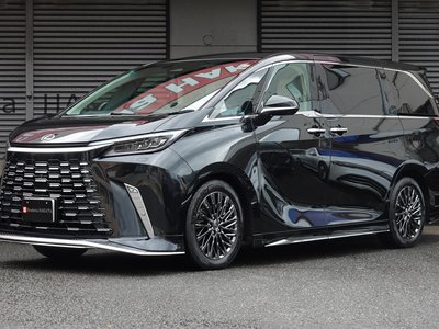 LEXUS LM - 3