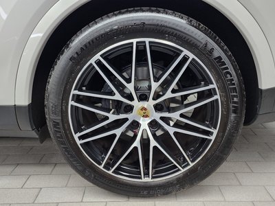 صورة 8 لـ 2024 Porsche CAYENNE