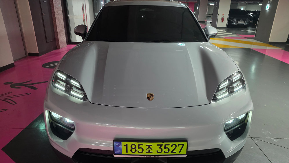 PORSCHE MACAN - View 1