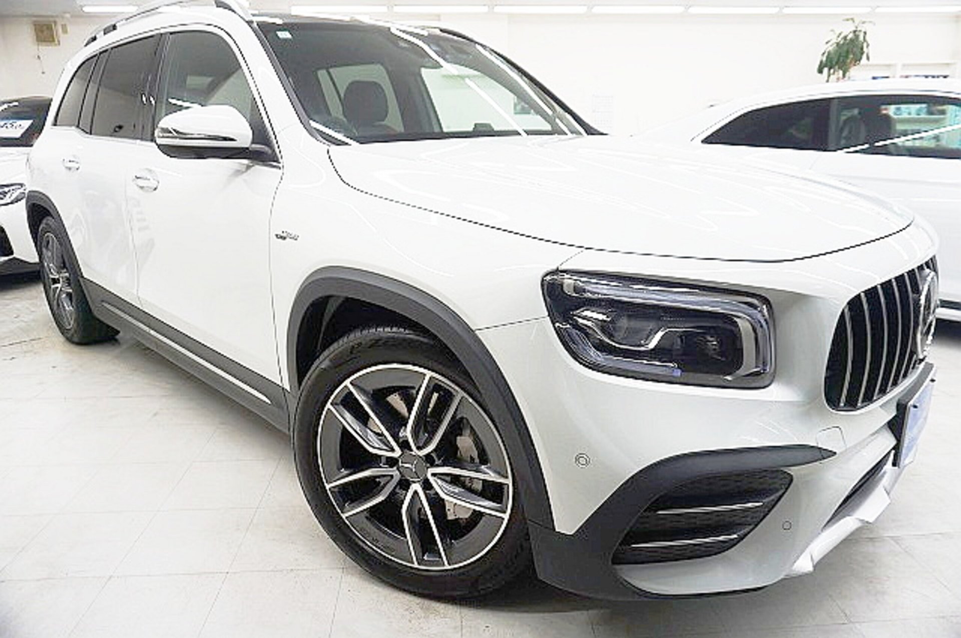 MERCEDES-BENZ GLB AMG - View 1