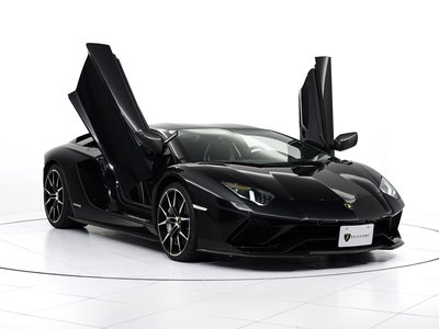 LAMBORGHINI AVENTADOR - 1