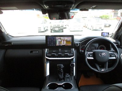 TOYOTA LAND CRUISER 300 - 8