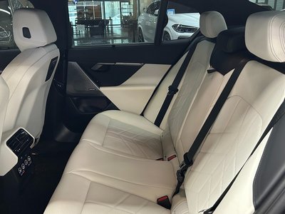 صورة 10 لـ 2025 BMW I5
