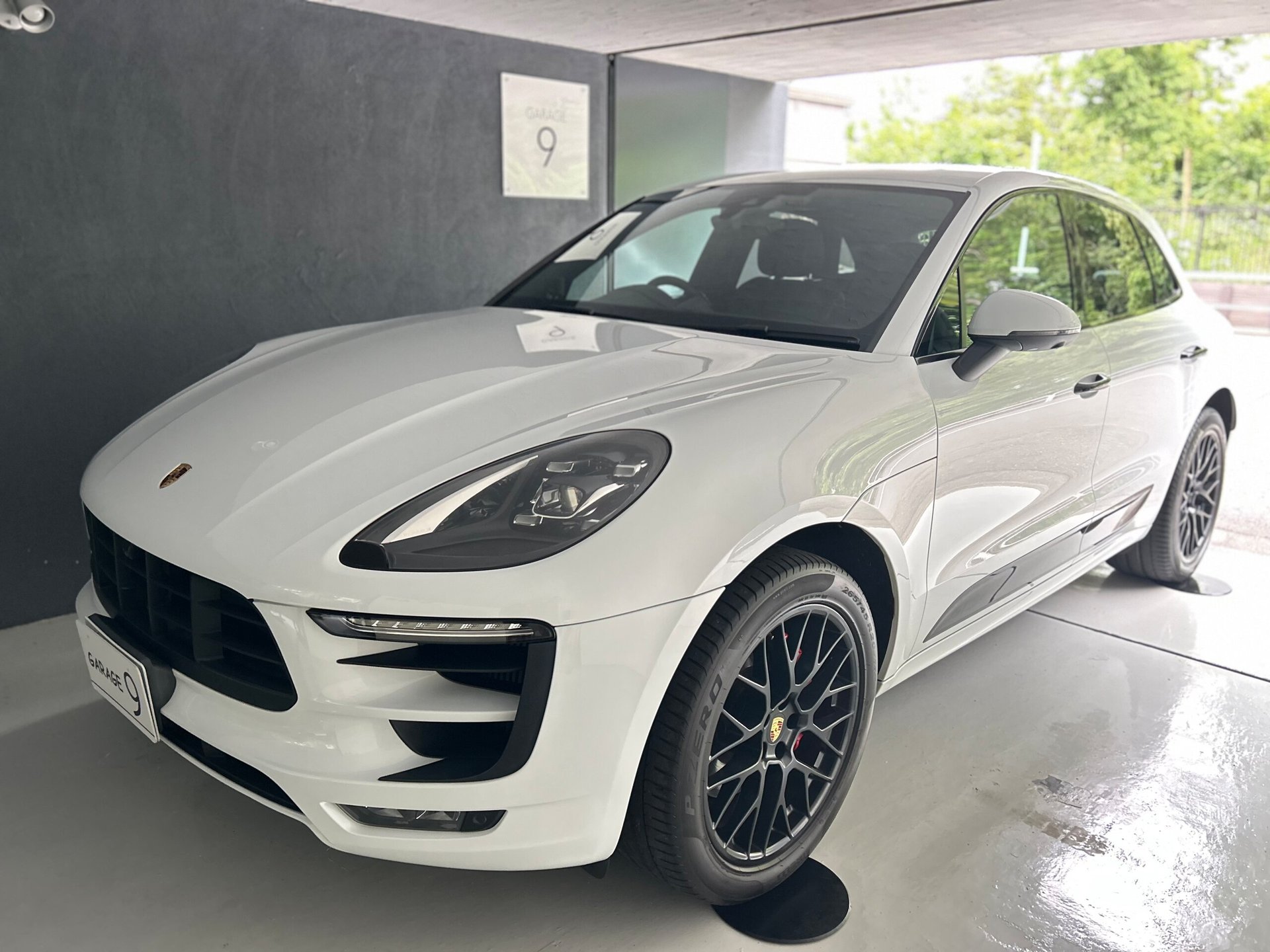 PORSCHE MACAN - View 1
