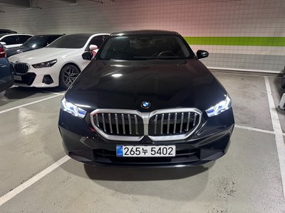 2025 BMW 5 SERIES — фото 2
