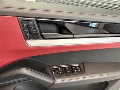 2024 Porsche CAYENNE thumbnail 25