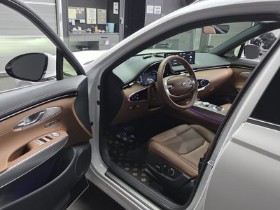 صورة 10 لـ 2022 Genesis GV70