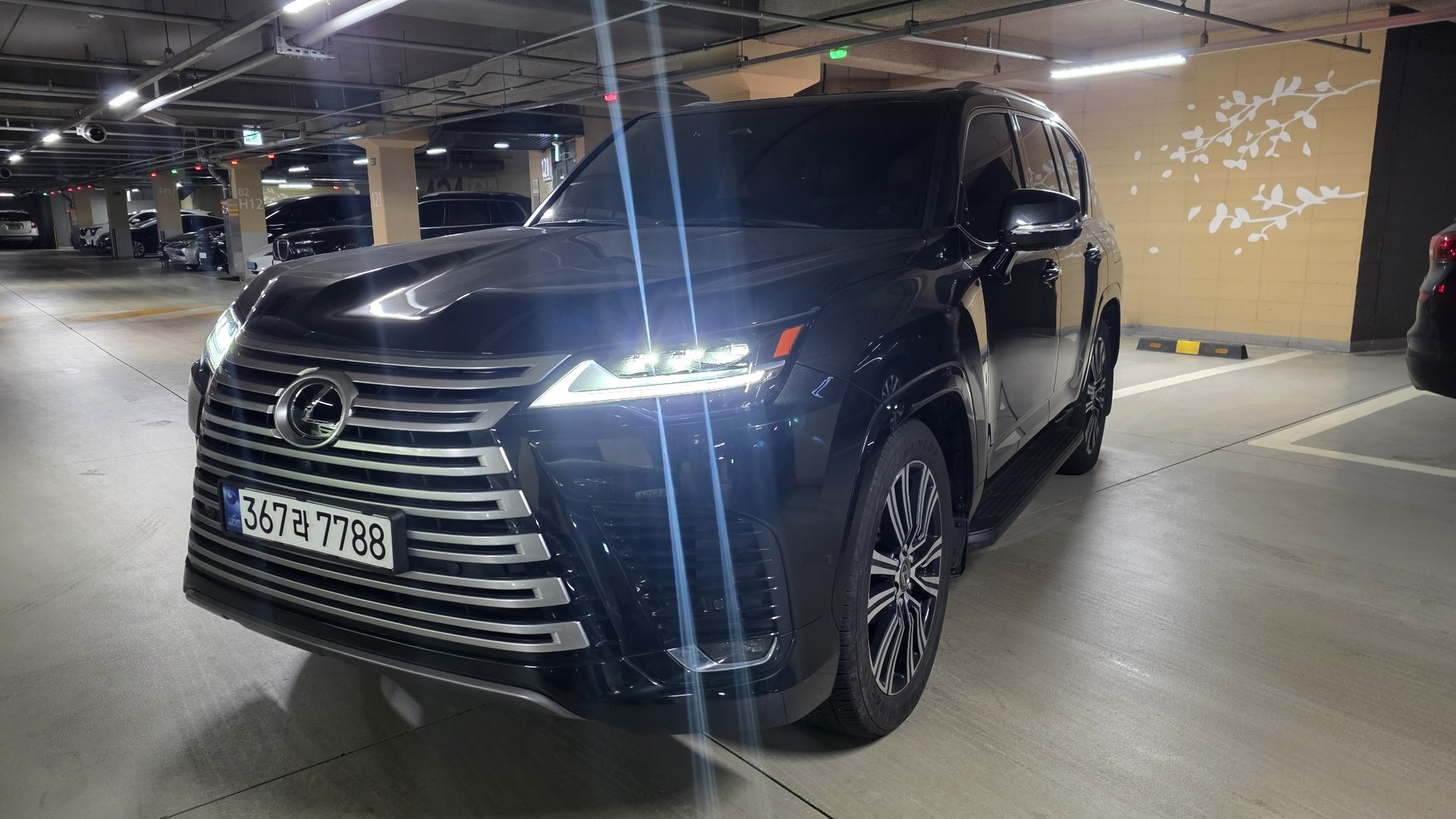 LEXUS LX - View 1