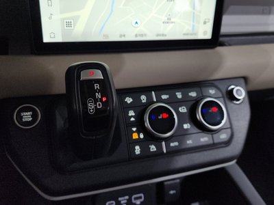 LAND ROVER DEFENDER - 9