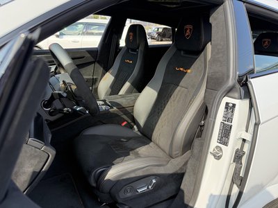 LAMBORGHINI URUS - 4